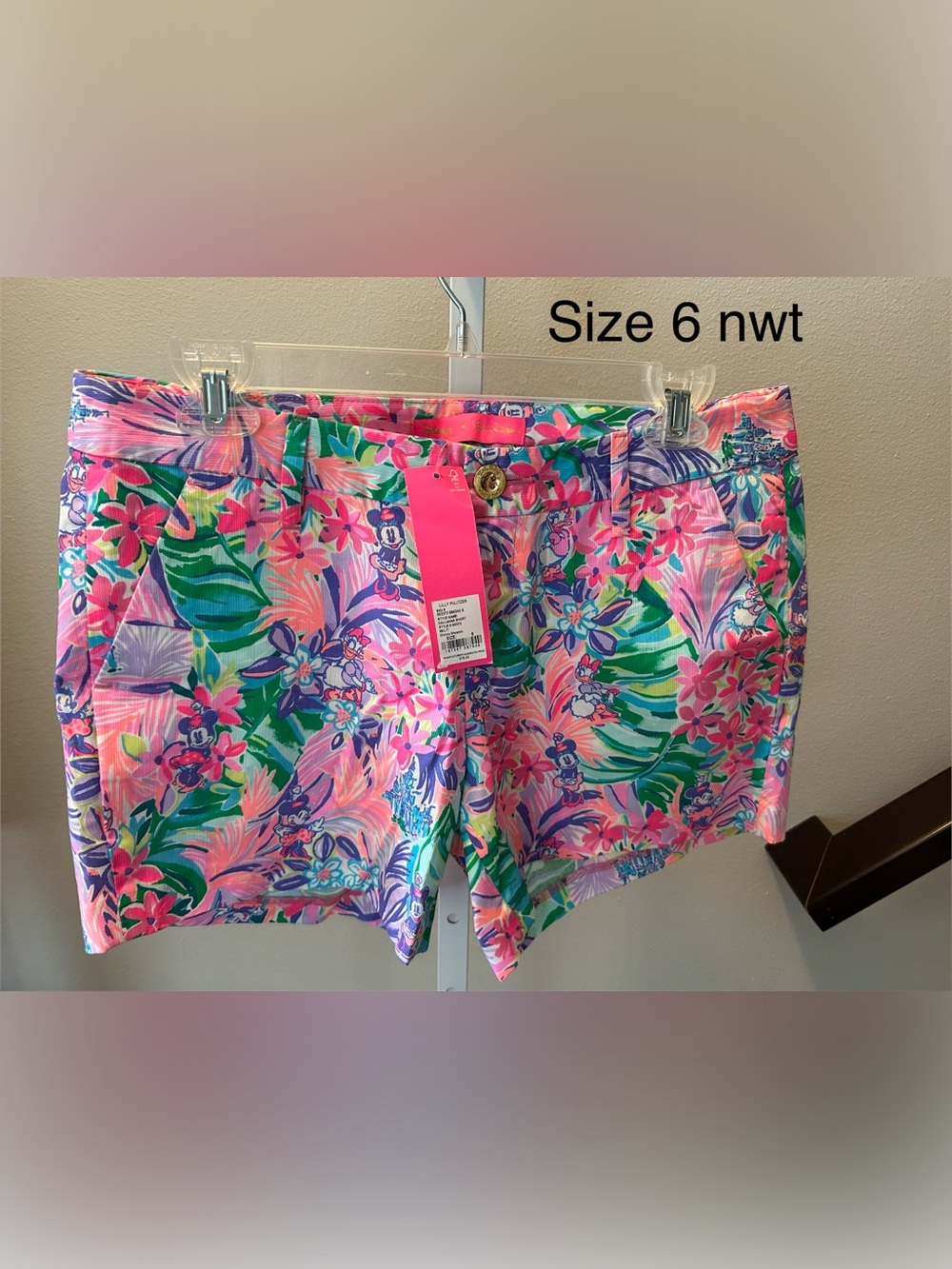 Lilly Pulitzer Disney size 6 shorts nwt
Disney dreamin Callahan short